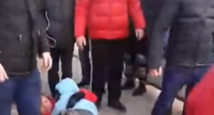 Под Киевом коллекторы силой выселили семью из жилого дома