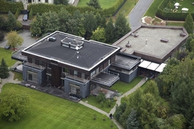 Навальный показал дом Пескова за полмиллиарда рублей