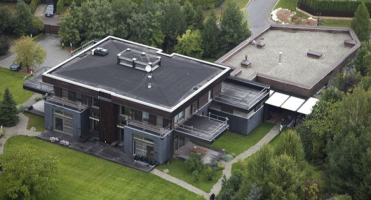 Навальный показал дом Пескова за полмиллиарда рублей