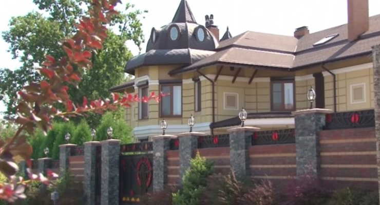 У экс-главы Укравтодора нашли шикарный особняк и личную дорогу