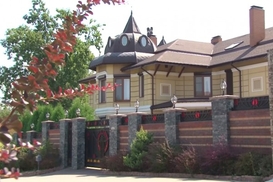 У экс-главы Укравтодора нашли шикарный особняк и личную асфальтированную дорогу