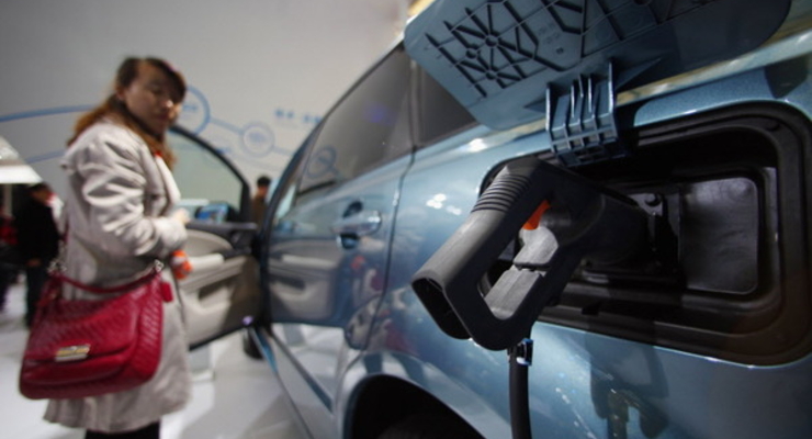 Великобритания тестирует новую систему зарядки электромобиля