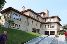 Мэр Садовой показал журналистам коттедж своей большой семьи