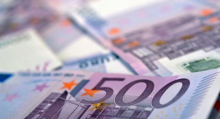 В АП заявили, что чиновники должны получать 700-1500 евро в месяц