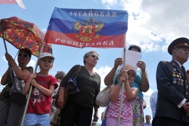 В ЛНР разрешили платить зарплату и пенсию в долларах