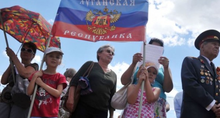 В ЛНР разрешили платить зарплату и пенсию в долларах