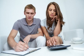 Большая часть зарплаты украинцев идет на еду и кредиты