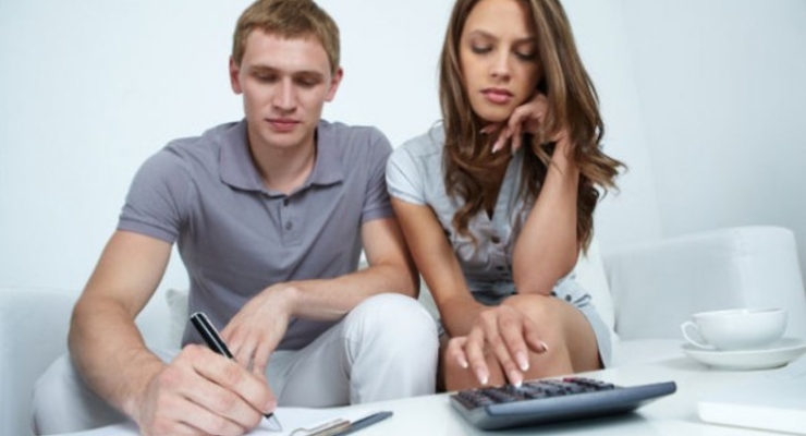 Большая часть зарплаты украинцев идет на еду и кредиты