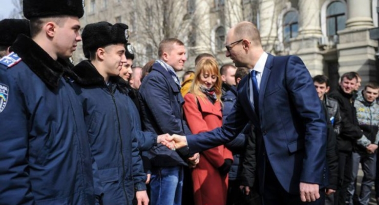 Яценюк рассказал об уровне жизни: украинцам трудно выживать