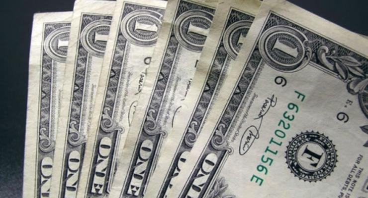 На закрытии межбанка доллар подешевел до 21,70 грн