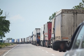 На въезде в Крым скопилось свыше 900 грузовых авто