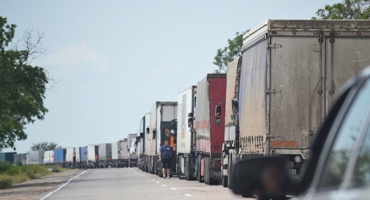 На въезде в Крым скопилось свыше 900 грузовых авто
