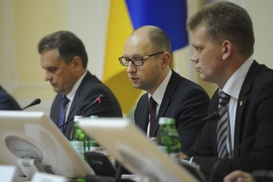 Секретариат Кабмина назвал точную зарплату Яценюка и его замов