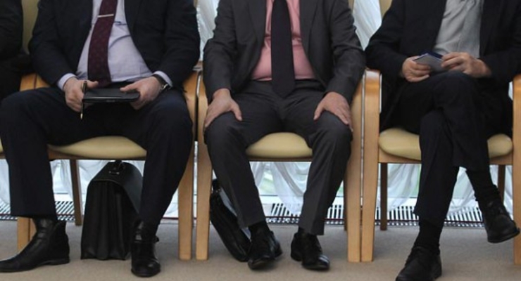 На одну зарплату: Кабмин отменил все надбавки чиновникам