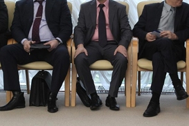 На одну зарплату: Кабмин отменил все надбавки чиновникам