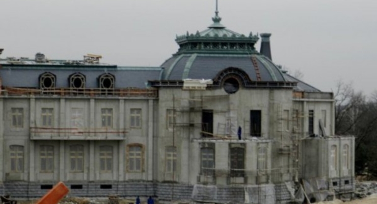 "Дворец" друга Януковича продолжают строить в Конча-Заспе