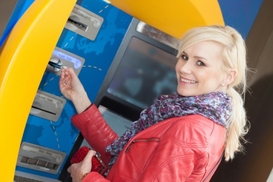 Украинцам запретили переводить деньги и брать кредит на зарплатные карты