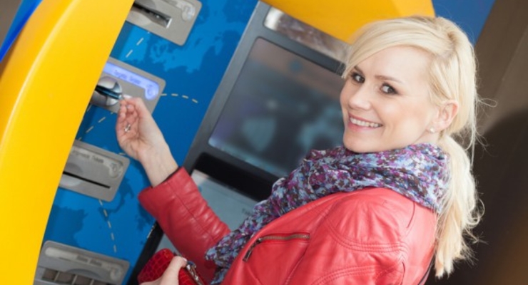 Украинцам запретили переводить деньги и брать кредит на зарплатные карты