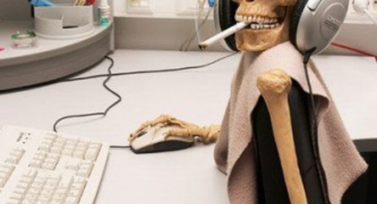 Половина офисных сотрудников считают себя трудоголиками