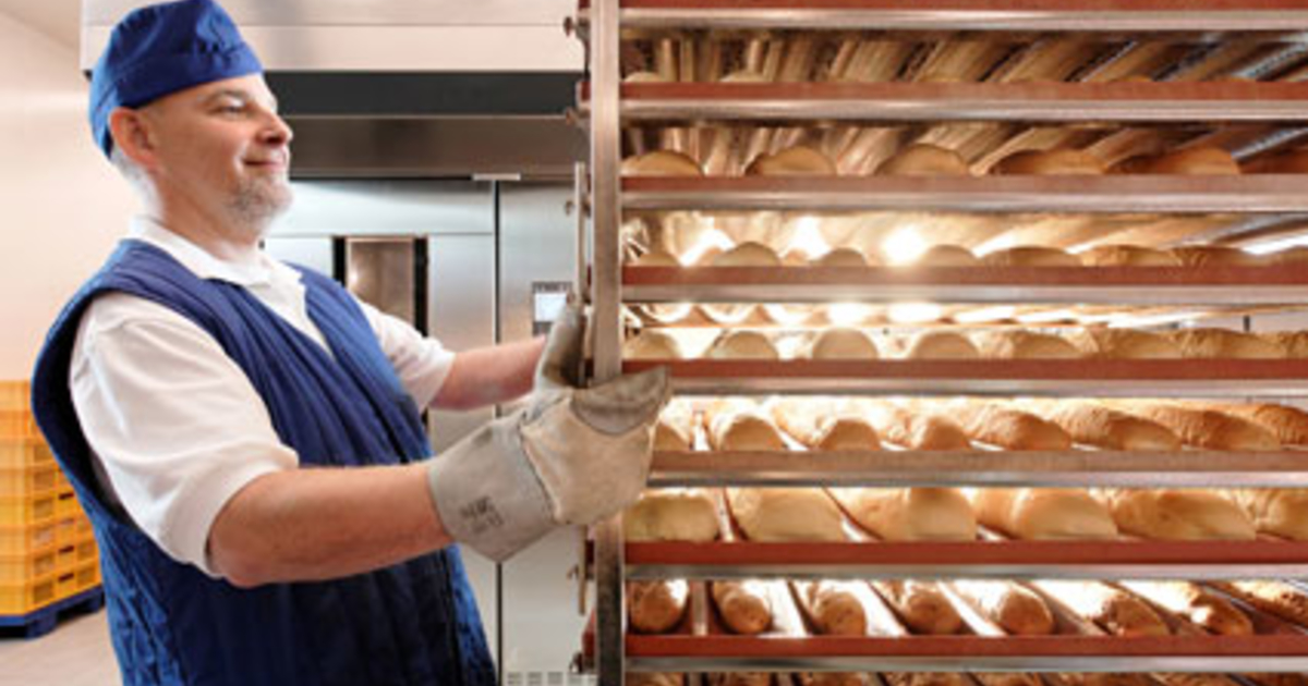 работники пекарни. пекарь кондитер. пекарь. сотрудники хлебной. сотрудники хлебной.