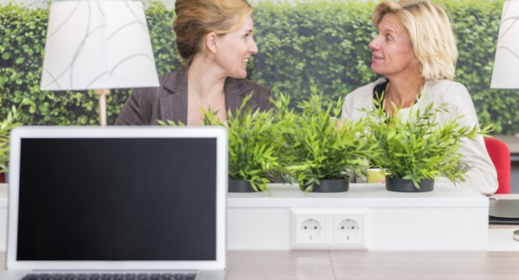 Каждый второй сотрудник сплетничает о личной жизни коллег