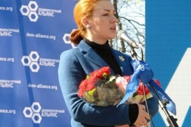 Оробец получала матпомощь при зарплате в 16 тыс. грн в месяц