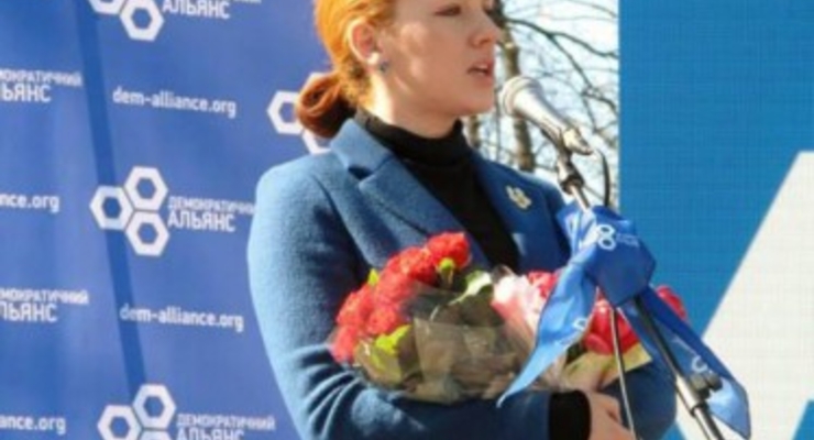 Оробец получала матпомощь при зарплате в 16 тыс. грн в месяц