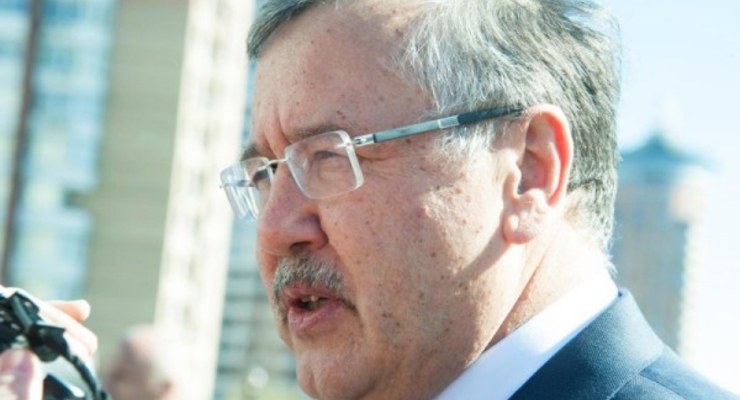 Анатолий Гриценко получает по 12 тыс. грн пенсии в месяц