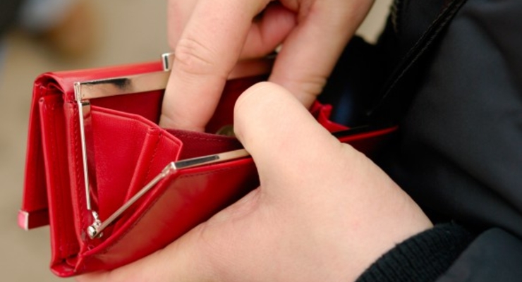 Бюджетникам урежут зарплату почти вдвое уже в апреле