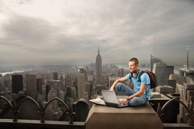 Выехать из Украины хотят 44% офисных работников