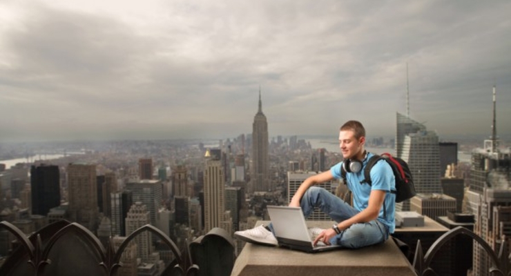 Выехать из Украины хотят 44% офисных работников