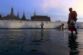 В Бангкоке вода достигла центра города