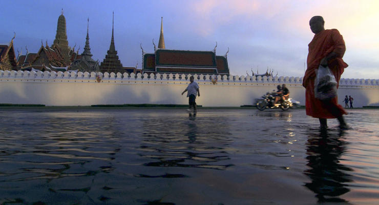 В Бангкоке вода достигла центра города