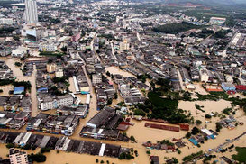 Тонущий Бангкок покидают местные жители и туристы