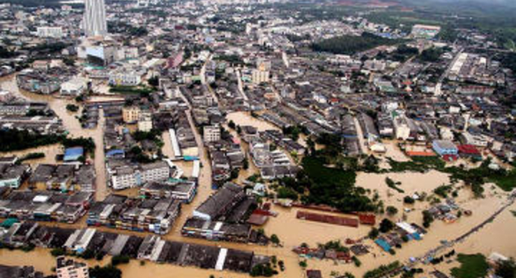 Тонущий Бангкок покидают местные жители и туристы