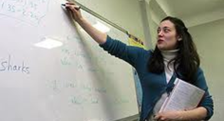 Азаров пообещал повысить зарплаты учителям