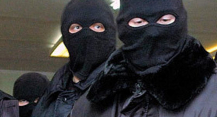 Азаров обещает увольнять чиновников-пособников рейдеров