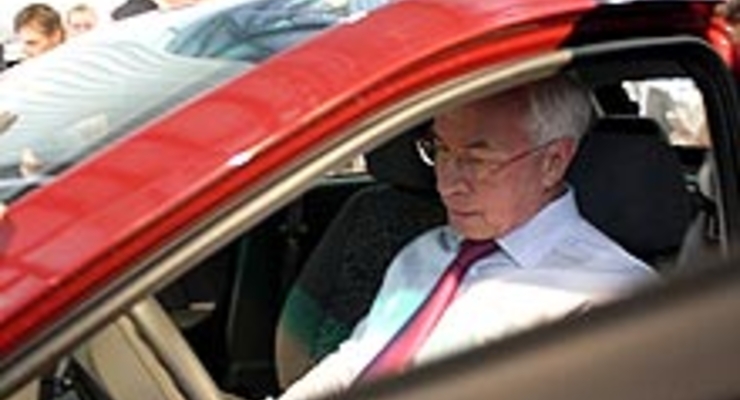 Азаров посоветовал студентам ходить пешком, если не хватает на проезд