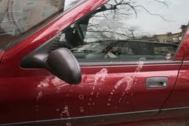 В Киеве автомобили уже не поджигают, а обливают кислотой