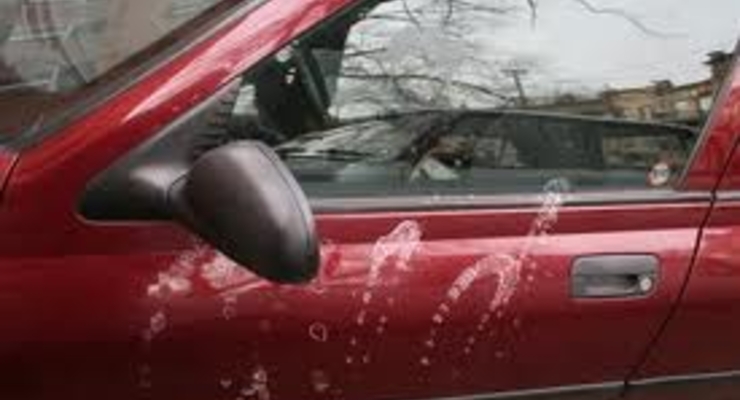 В Киеве автомобили уже не поджигают, а обливают кислотой