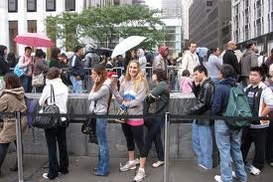 iPhone 4S раскупают как горячие пирожки