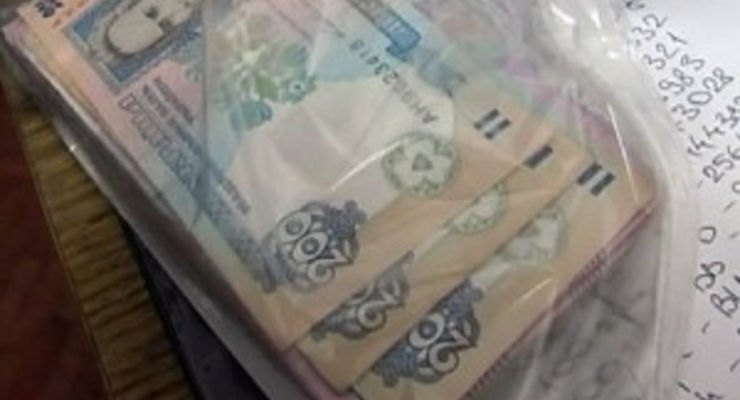 Крымский таможенник попался на взятке