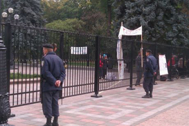 Литвину не нравится забор как в зоопарке