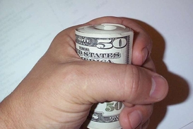 Азаров хочет ограничить обращение доллара в Украине