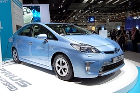 Стала известна цена на электрическое авто Toyota Prius