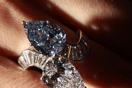 Кольцо с голубым бриллиантом продано за 3 млн долларов