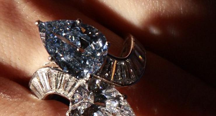 Кольцо с голубым бриллиантом продано за 3 млн долларов