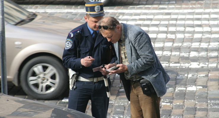 Кому в Украине чаще всего дают взятки, - опрос