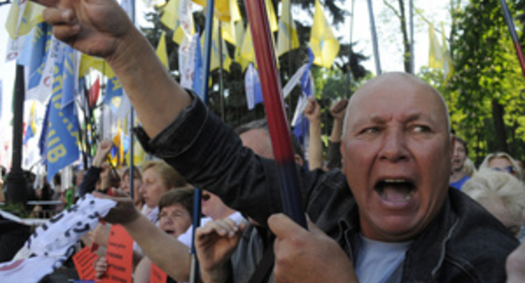 Беркут разогнал митингующих афганцев слезоточивым газом