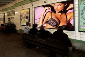 Реклама, на которой сидят